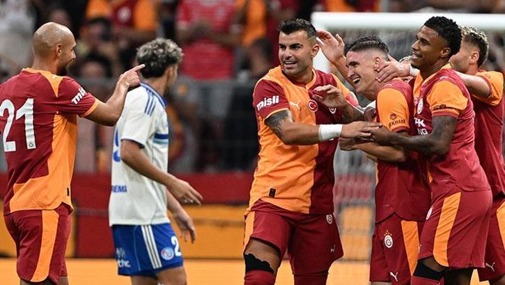 Aslan önüne geleni eziyor