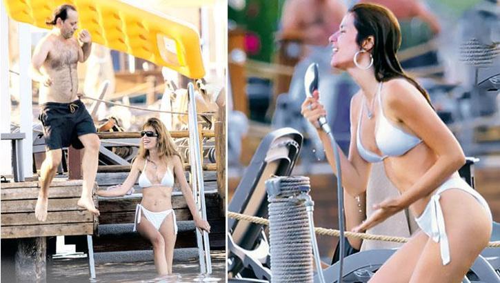Yeni şarkısını plajda duş başlığıyla söyledi!