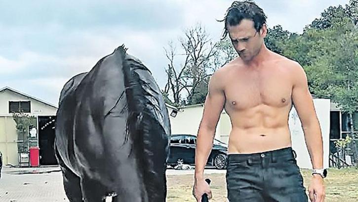 Adam olay! Aras Bulut İynemli son pozuyla sosyal medyayı salladı