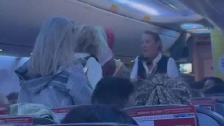 Uçakta ‘ayağa kalkma’ krizi! Polis devreye girdi