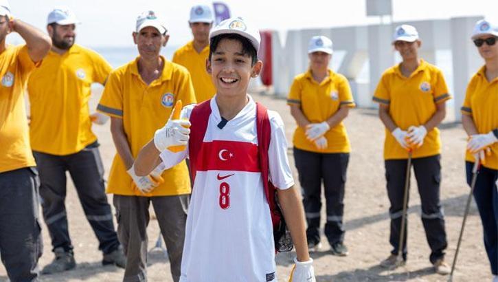 Helal olsun çocuk sana! Temizlik harketi başlattı