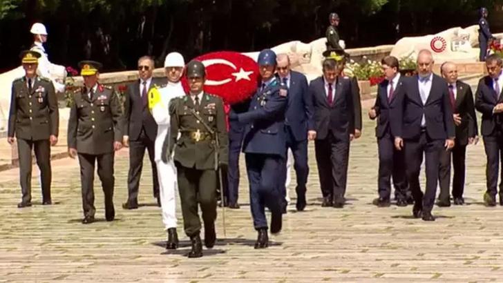 Cumhurbaşkanı Erdoğan ve YAŞ üyeleri Anıtkabir'de: 'Milletimizin istikbalini güvenceye alacak tarihi adımlar atıyoruz'