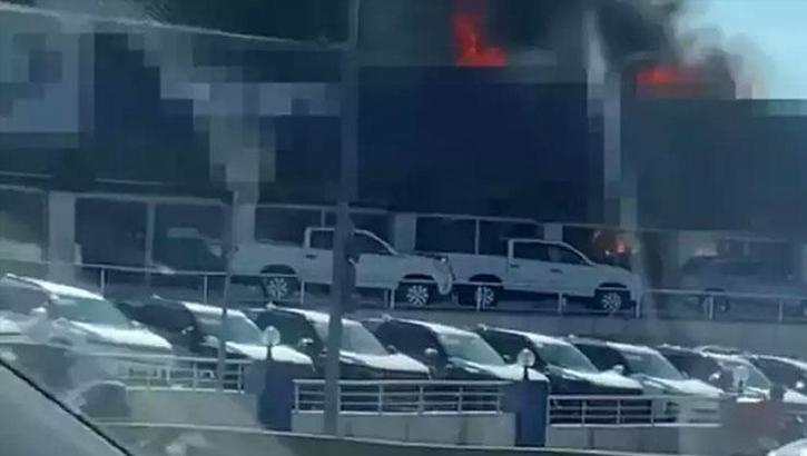 Pendik'te sıfır araç bayisinde yangın çıktı