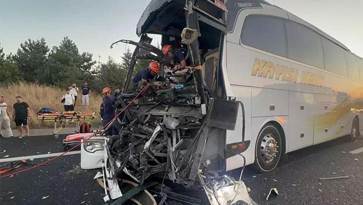 Bolu’da feci kaza! Yolcu otobüsü kamyona çarptı