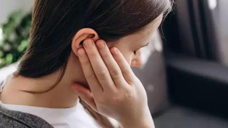 Uzman isim kulak enfeksiyonu olanları uyardı! Havuza girerken 2 kere düşünün