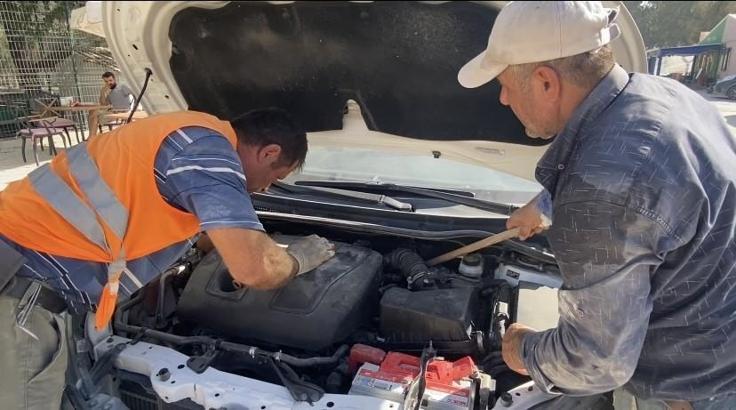 Aracının motoruna yavru kedi kaçtı! Dakikalarca çıkartmak için uğraştı, karşılaştığı canlı şaşkınlık yarattı