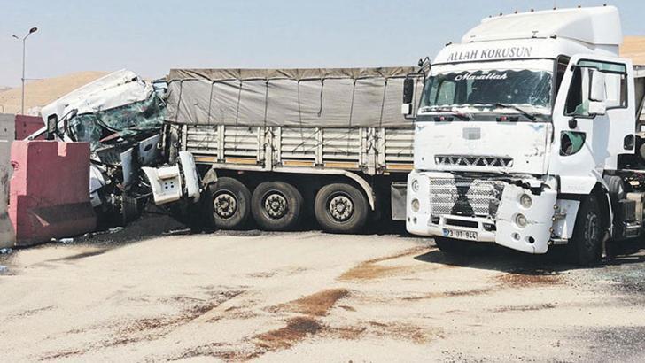 Kaderin böylesi! Kardeşlerin TIR'ları çarpıştı