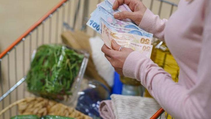 Markete giden tüketici yüksek fiyatlı ürünü almadı, indirim geldi