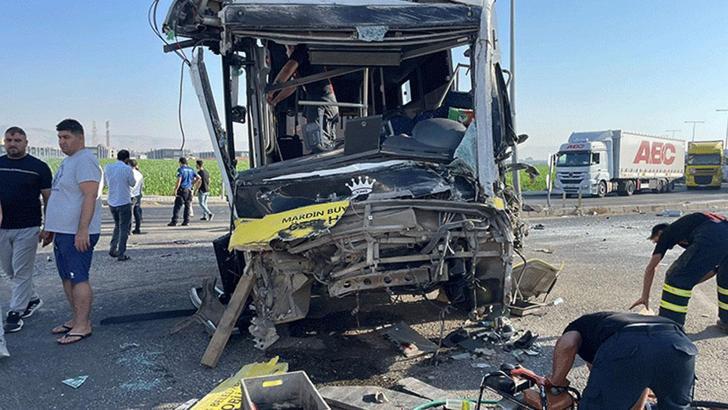 Mardin'de özel halk otobüsü ile TIR çarpıştı: 1 ölü, 9 yaralı