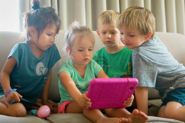 Çocuklarda kontrolsüz tablet kullanımı engellenmeli