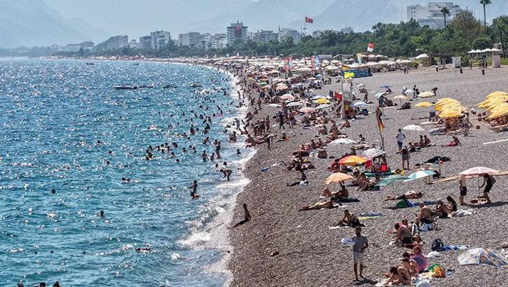 Tatilin son günlerinde sahiller doldu taştı!