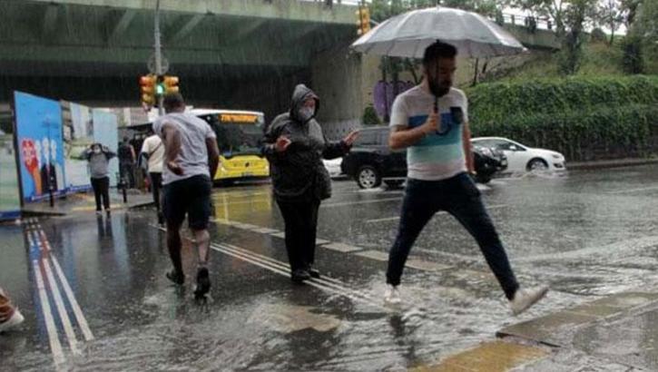 İstanbul'da sağanak yağış hayatı felç etti