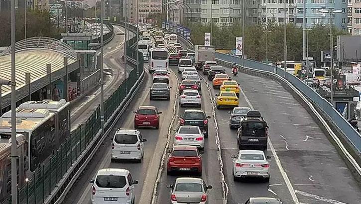 İstanbul'da trafik, okulların ilk günü kilitlendi
