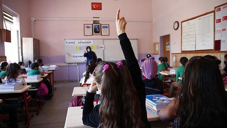 Uzun tatil bitti, ders zili çaldı! Sınıfa formalı dönüş