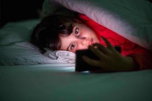 Uzmanlardan uyarı: Erken yaşta telefon kullanımı çocukların gelişimini tehdit ediyor