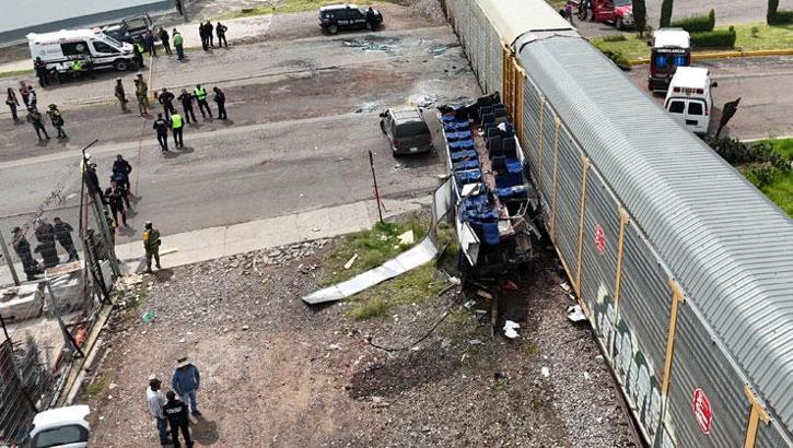 Yük treni otobüsü biçti