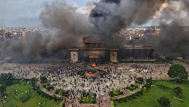 Nepal'de ordu sokağa indi! Protestolar sürüyor