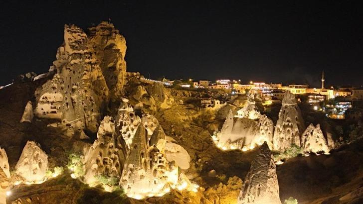 Kapadokya’da vadiler ışıklandırıldı! Gece ziyaretçileri büyülendi