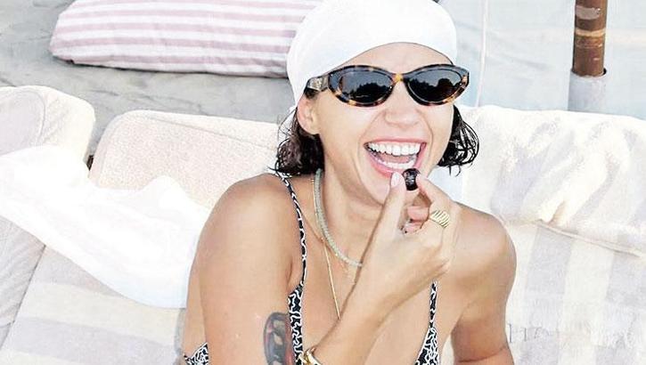 Sahnelerden çok denizdeydi! Daha şimdiden yazı özledi