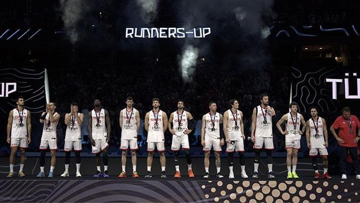 THY pilotundan A Millilere anons sürprizi: Umut ve gurur yaşattınız