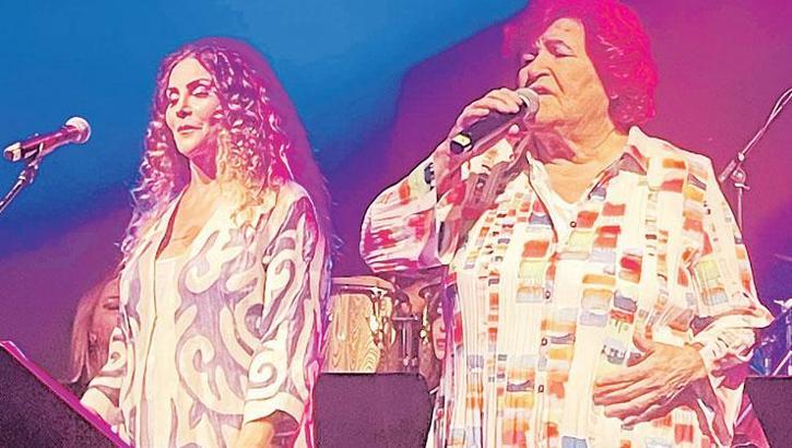 Almanya'ya giden Selda Bağcan'ı resmen taksici kaçırdı!