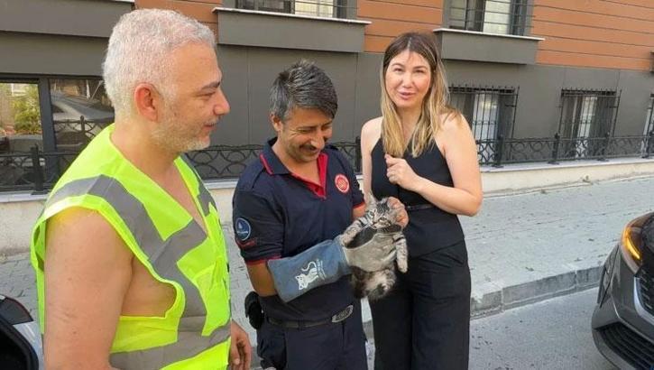 Aracın motor bölümüne sıkışan kediyi yolda fark etti; itfaiye hızır gibi yetişti