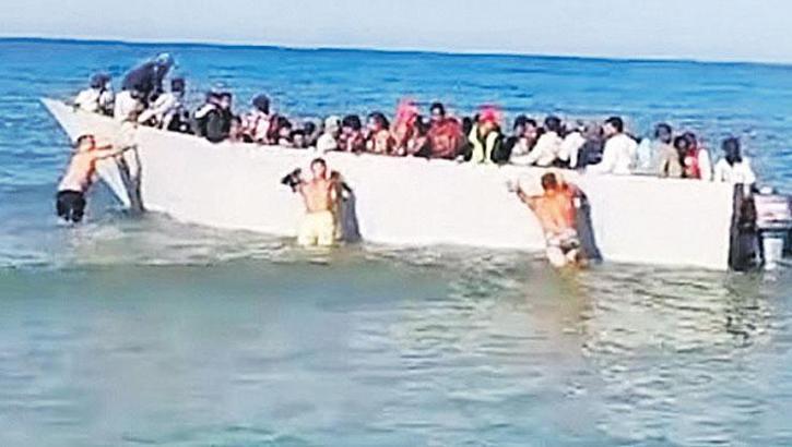 Göçmen botunu turistler püskürttü