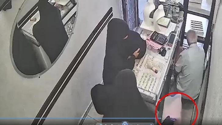 Diyarbakır’da kuyumcunun dikkatini dağıtıp, 2,5 kilogram altın çaldılar