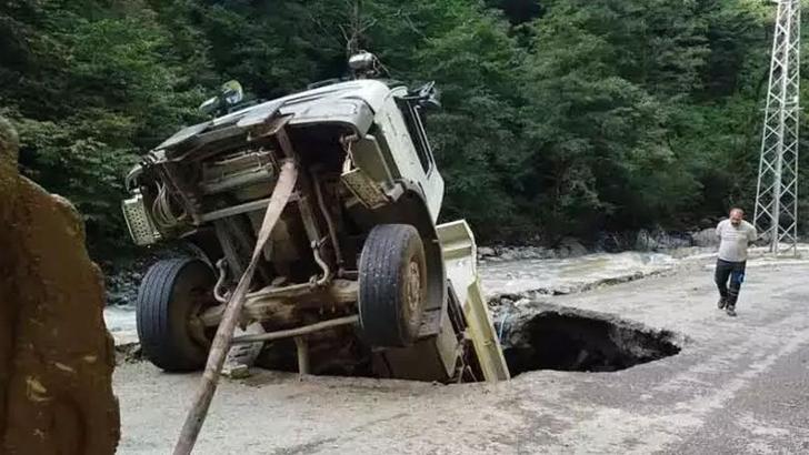 Artvin'de yol onarım sırasında kamyon göçüğe düştü