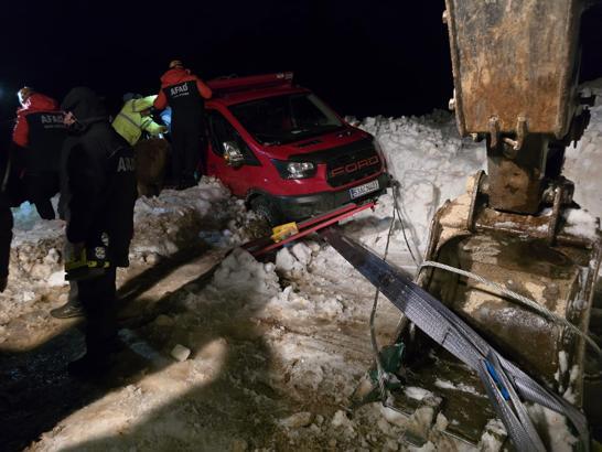 Rize'de 6 aracın üzerine çığ düştü! Mahsur kalan 15 kişi kurtarıldı