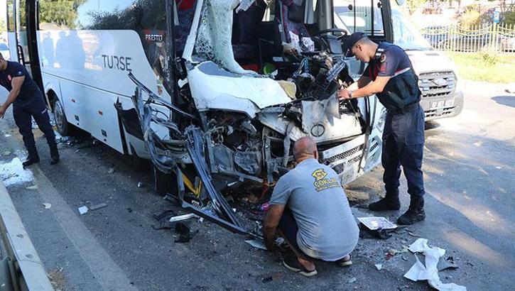 Antalya'da iki midibüs çarpıştı: Çok sayıda yaralı var