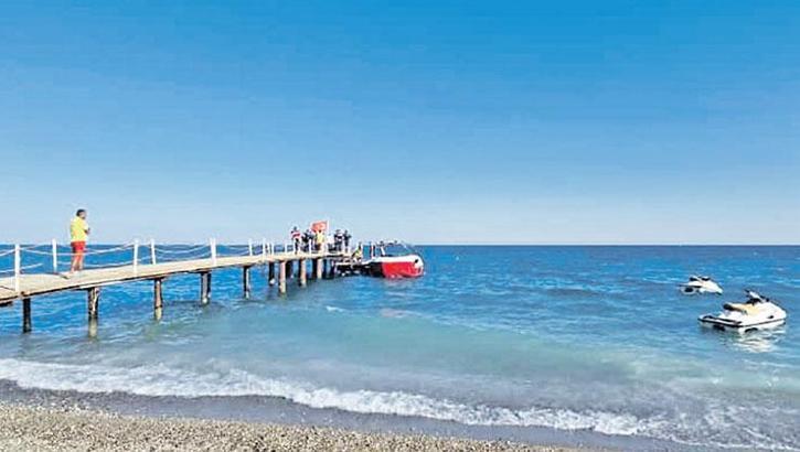 Paraşüt teknesi turiste çarptı