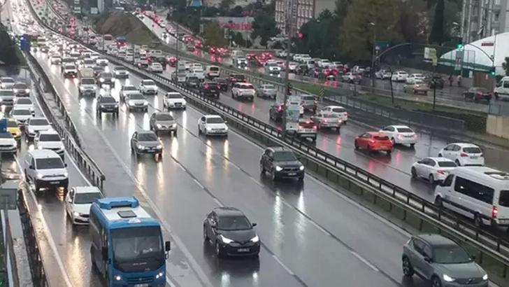 Yağmur İstanbul trafiğini kilitledi