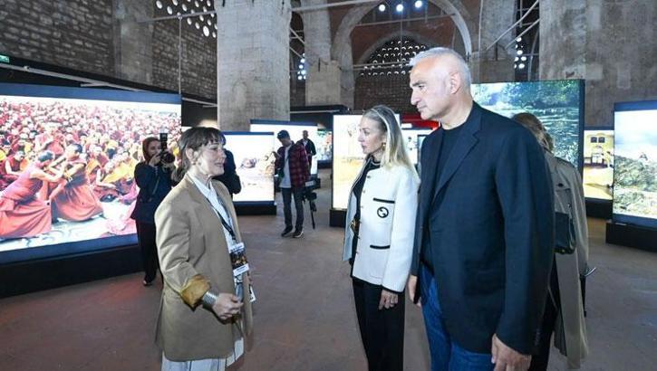 Bakan Ersoy Beyoğlu’nda sergileri tek tek gezdi