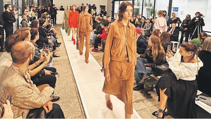 Dünya moda merkezinde Türk deri şov! Podyumda sağlam adımlarla yürüyor