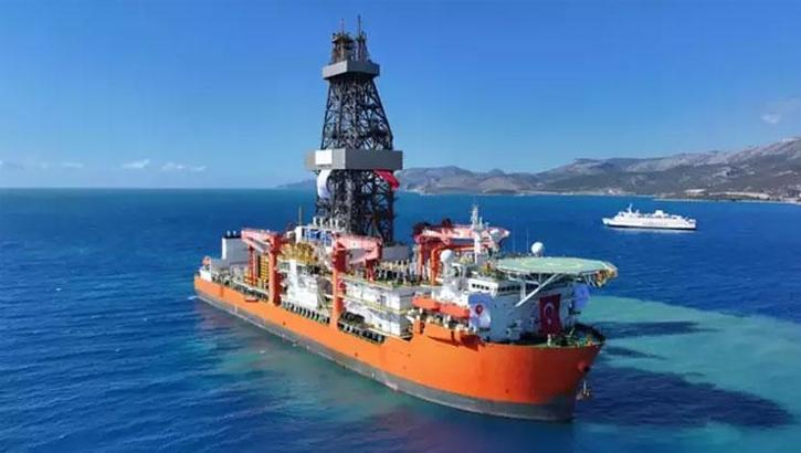 Türkiye'nin 2 yeni sondaj gemisi Mersin açıklarına demirledi