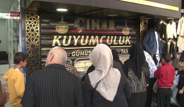 Kuyumcu altınları alıp sırra kadem bastı! Mağdurlar dükkanı yağmalamaya çalıştı fakat kötü sürprizle karşılaştılar