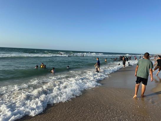 Gazzeli çocukların insani yardım getirecek aktivistleri sahilde umutla bekleyişi sürüyor