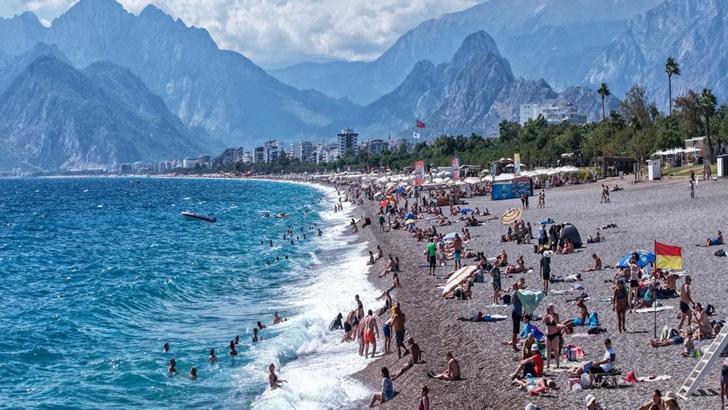 Konyaaltı Sahili yaz ayı gibi doldu