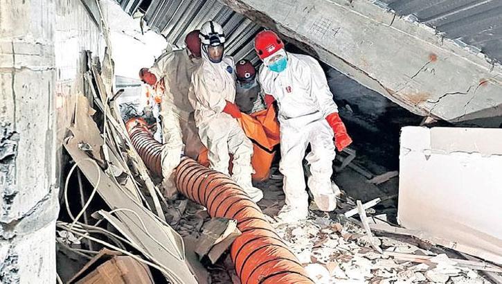 Enkaz altına elle müdahale