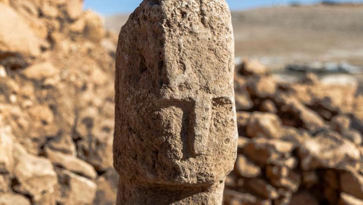 Bakan Ersoy duyurdu: Karahantepe’de tarihte bir ilk! İnsan yüzlü T biçimli dikilitaş bulundu