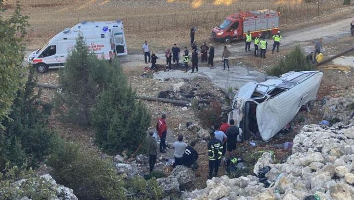 Mersin'de minibüs şarampole yuvarlandı: 4 kişi hayatını kaybetti