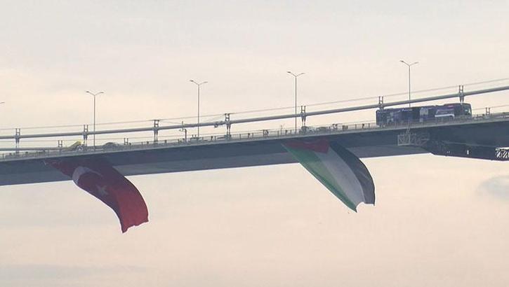 İstanbul Boğazı'nda Filistin'e destek için bayraklar asıldı