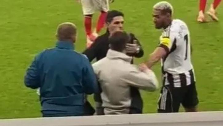 Newcastle - Arsenal maçının ardından gerginlik! Arteta araya girdi