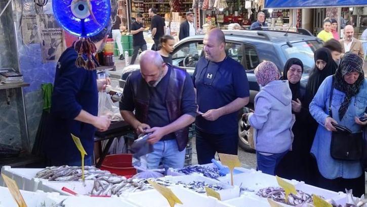 Hamsi fiyatları yarı yarıya düştü! Samsun'da kilosu 150 TL'den satılıyor