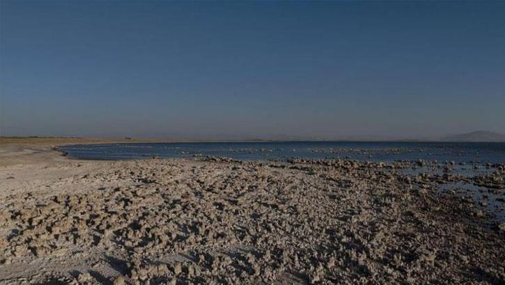 Van Gölü'nde korkutan görüntü: Kıyı şeridi kilometrelerce geriledi!