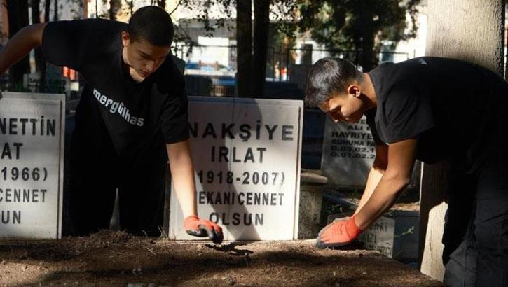Mezarlık fenomenleri: Onlarca mezarın gönüllü bekçisi oldular