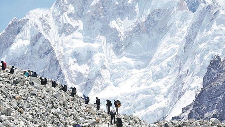Everest'teki kriz son buldu