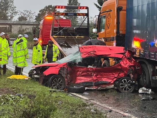 Rize’de otomobil TIR’a çarptı! 3 kişi hayatını kaybetti