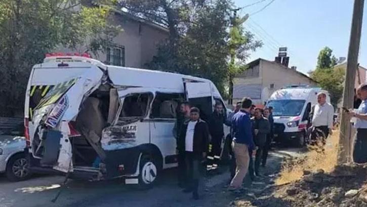 Muş’ta hemzemin geçit kazası! Trene çarpan minibüste 17 yaralı